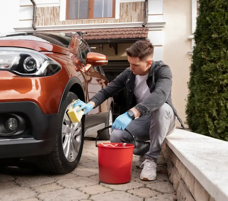 Lavage auto à domicile Lissieu : professionnel intervenant sur un véhicule